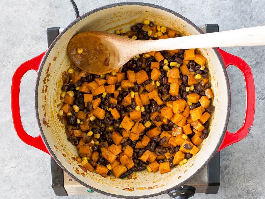 Sweet Potato and Black Bean Enchiladas - TheGirlWhoAteEverything SweetPotatoAndBlackBeanEnchiladas Step2 Horizontal