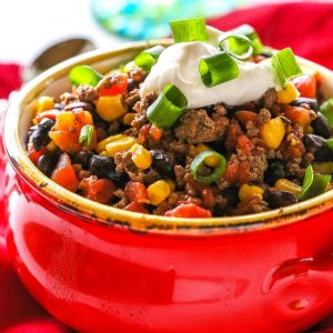 Healthy Spicy Beef and Black Bean Chili - 298 calories per serving! the-girl-who-ate-everything.com
