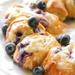 This Blueberry Lemon Crescent Ring is perfect for breakfast or brunch. This is an easy and tasty treat for any time of day. the-girl-who-ate-everything.com