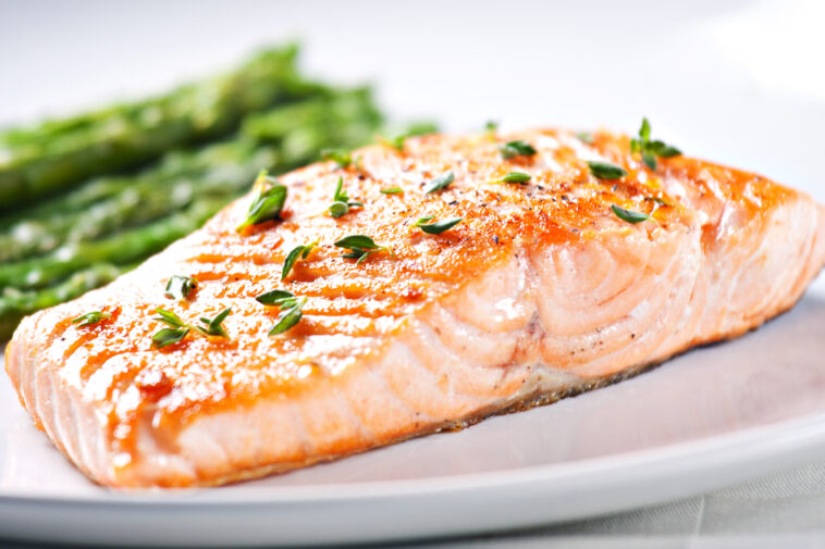 Fillet of salmon with asparagus