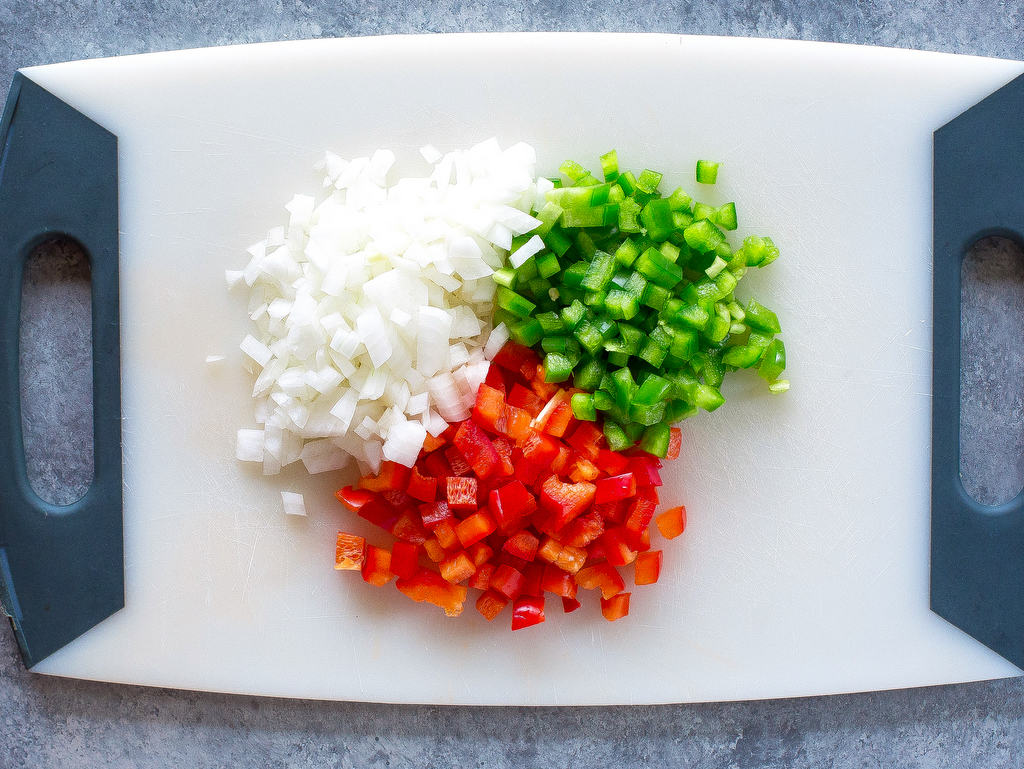 This One-Pan Chicken Fajita Rice is an easy Mexican dinner ready in under 30 minutes. the-girl-who-ate-everything.com